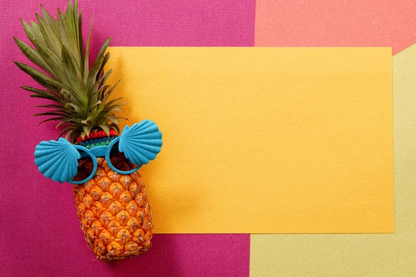 Yaz ve tatil kavramı. Hipster ananas moda aksesuarları — Stok fotoğraf