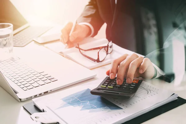 Zakenman hand werken met Financiën over kosten en calculator — Stockfoto