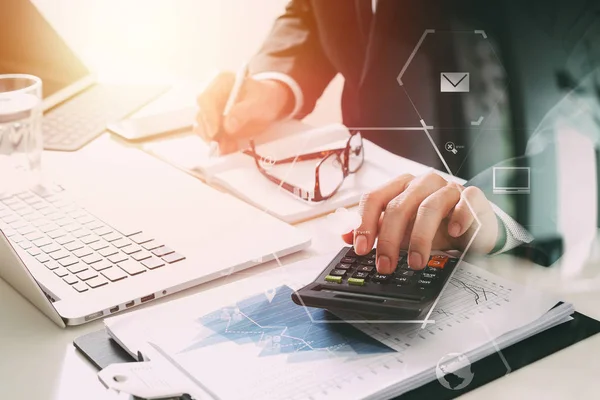 Hombre de negocios mano trabajando con las finanzas sobre el costo y la calculadora — Foto de Stock