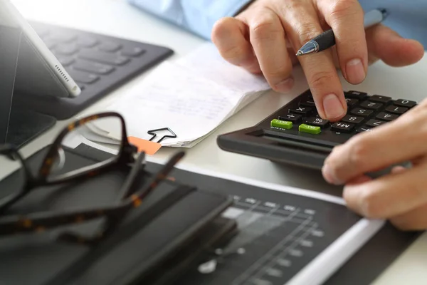 Hombre de negocios mano trabajando con las finanzas sobre el costo y la calculadora — Foto de Stock