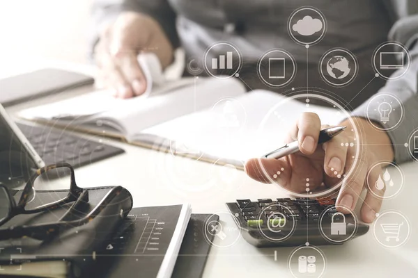 Zakenman hand werken met Financiën over kosten en calculator — Stockfoto