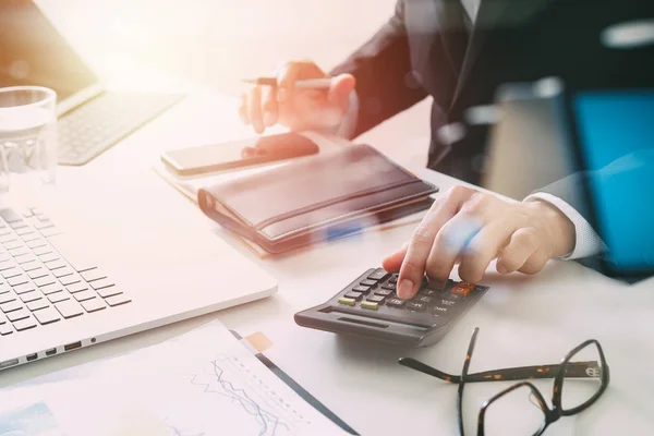 Homem de negócios mão trabalhando com finanças sobre custo e calculadora — Fotografia de Stock