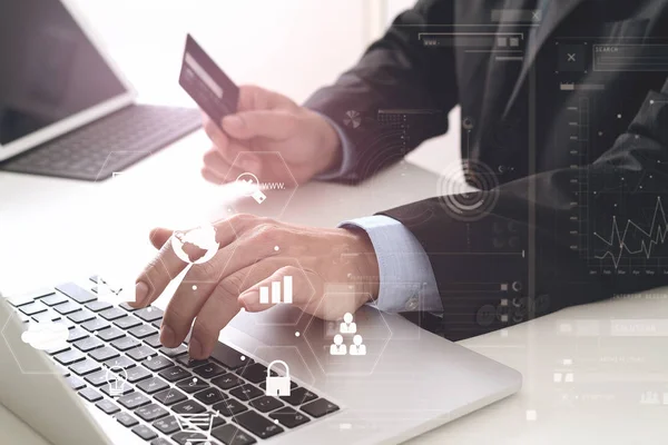 Hombre de negocios haciendo compra de tarjetas de crédito en línea con el ordenador portátil compu — Foto de Stock