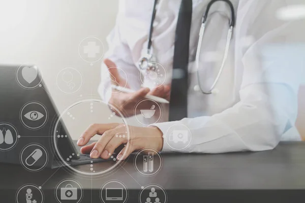 Primer plano del médico inteligente que trabaja con la tableta digital com — Foto de Stock