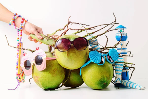 Familia Verano y vacaciones Concepto simbólico.grupo de cocos ingenio —  Fotos de Stock