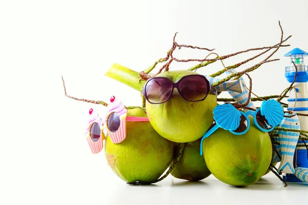 Familia Verano y vacaciones Concepto simbólico.grupo de cocos ingenio — Foto de Stock