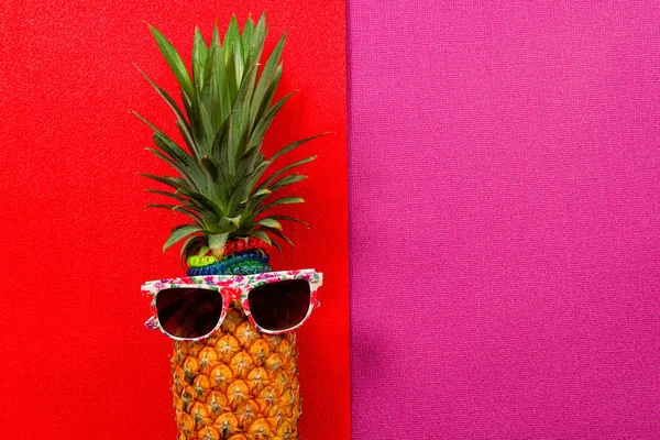 Zomer en vakantie concept. Hipster ananas mode-accessoires — Stockfoto