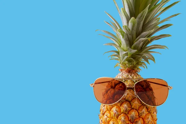 Yaz ve tatil kavramı. Hipster ananas moda aksesuarları — Stok fotoğraf