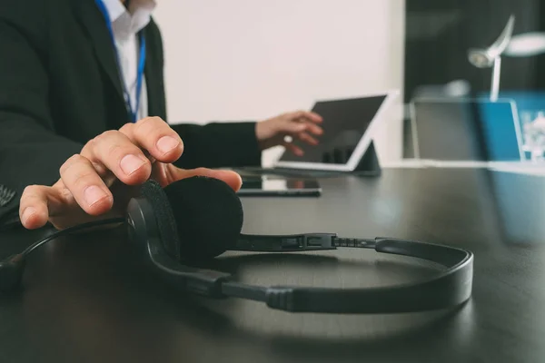 Homem usando fone de ouvido VOIP com tablet digital e computador portátil a — Fotografia de Stock