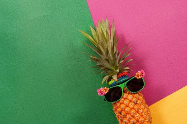 Yaz ve tatil kavramı. Hipster ananas moda aksesuarları
