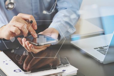 akıllı telefon ve stetoskop çalışma akıllı tıp doktoru bir