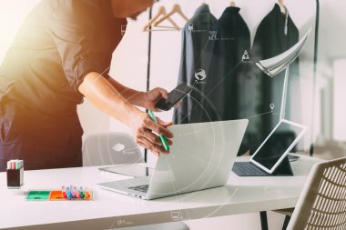 Moda cep telefonu ile çalışma ve laptop ile kullanarak Tasarımcısı