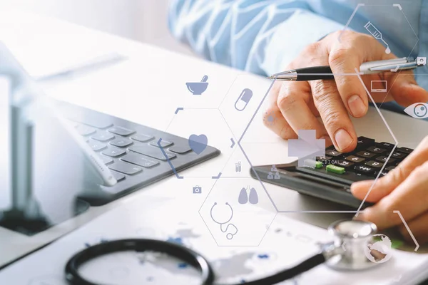 Costi sanitari e tasse concettuale.Mano del medico intelligente utilizzato un ca — Foto Stock