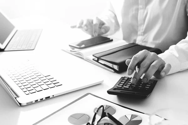 Hombre de negocios mano trabajando con las finanzas sobre el costo y la calculadora —  Fotos de Stock