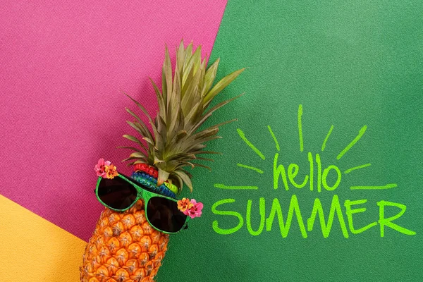 Καλοκαίρι και διακοπές έννοια. Hipster ανανά αξεσουάρ μόδας — Φωτογραφία Αρχείου