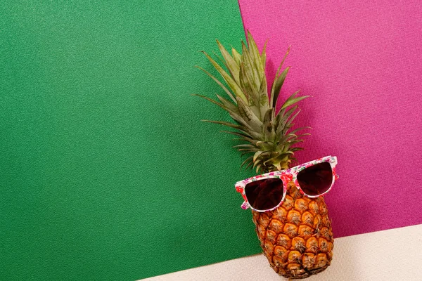 Zomer en vakantie concept. Hipster ananas mode-accessoires — Stockfoto