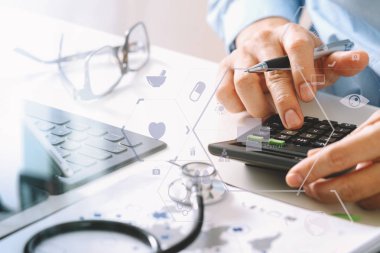 Sağlık masrafları ve ücretleri kavramı. Bir ca akıllı doktor el kullanılan