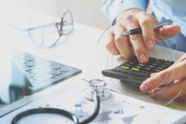 Sağlık masrafları ve ücretleri kavramı. Bir ca akıllı doktor el kullanılan