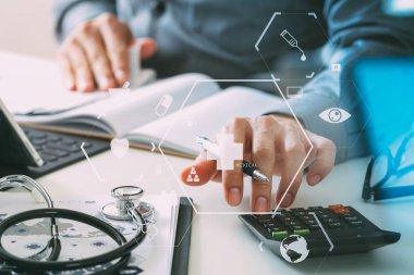 Sağlık masrafları ve ücretleri kavramı. Bir ca akıllı doktor el kullanılan