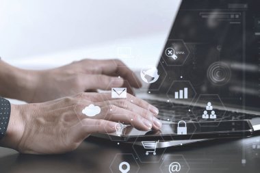 akıllı telefon ve laptop çalışma iş adamı el yakın çekim