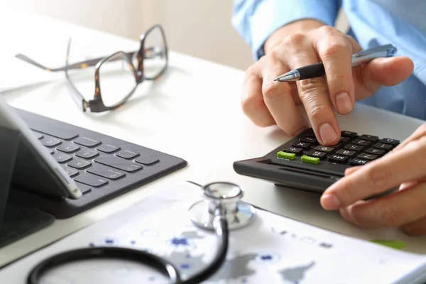 Gesundheitskosten und Honorarkonzept. Hand des smarten Arztes verwendet eine ca. — Stockfoto