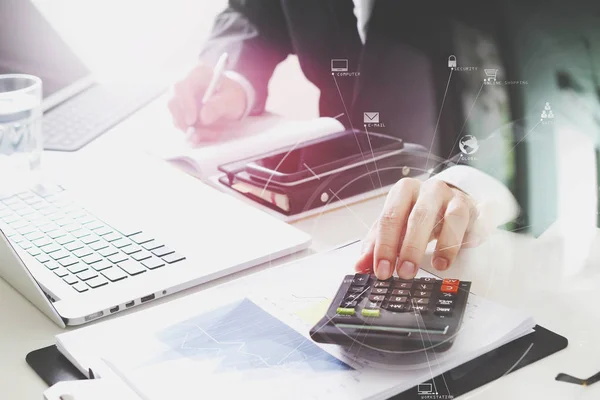 Zakenman hand werken met Financiën over kosten en calculator — Stockfoto