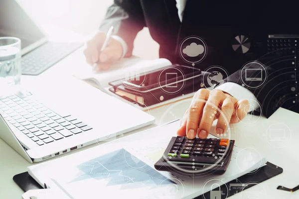 Homem de negócios mão trabalhando com finanças sobre custo e calculadora — Fotografia de Stock