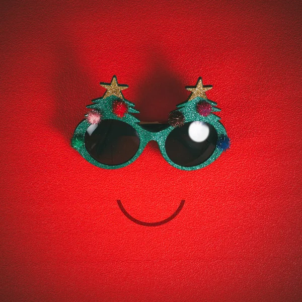 Gafas de Navidad que decoran con árbol de Navidad y ba roja — Foto de Stock