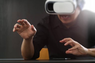 sanal gerçeklik giyen işadamı modern ofis zekâ gözlükler