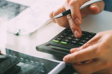 mali konularda maliyet ile çalışan işadamı el yakın bir