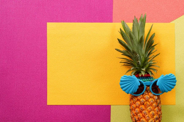 Concepto de verano y vacaciones Hipster Piña Accesorios de moda — Foto de Stock