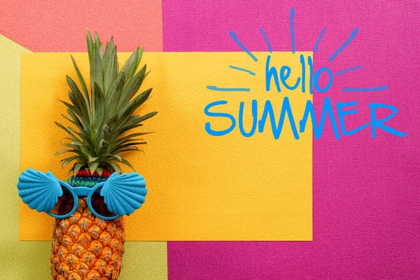 Koncepcja lato i wakacje. Akcesoria mody Hipster ananas — Zdjęcie stockowe