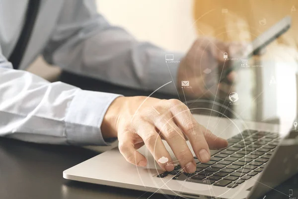 Nahaufnahme eines Geschäftsmannes, der mit Handy und Laptop arbeitet — Stockfoto