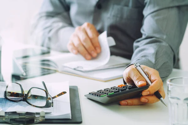 Homem de negócios mão trabalhando com finanças sobre custo e calculadora — Fotografia de Stock