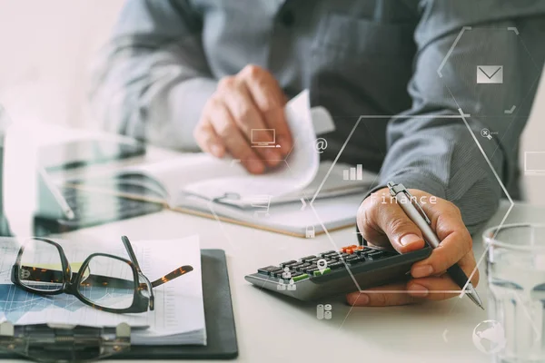 Affärsman hand arbetar med finanser om kostnads- och kalkylator — Stockfoto