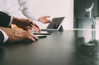 Co takım toplantısı kavramı, akıllı telefon kullanarak iş adamı bir