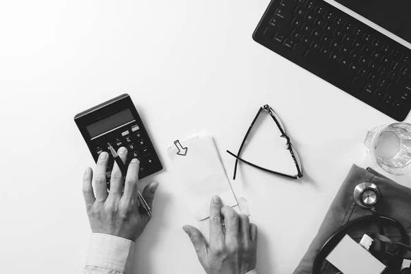 Vista superior de custos e taxas de cuidados de saúde.Mão de doct inteligente — Fotografia de Stock