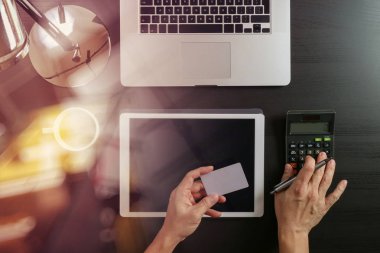Internet alışveriş kavramı. Üstten Görünüm el hesaplaması ile çalışma