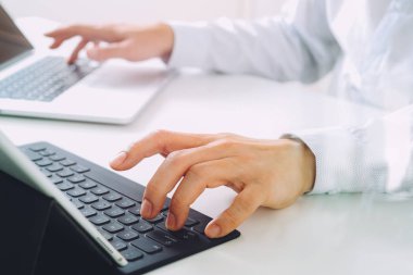 işadamı tipik dizüstü bilgisayar ile klavye yakın ve