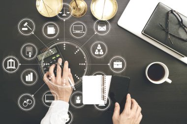 Adalet ve hukuk concept.businessman veya avukat veya muhasebeci çalışma