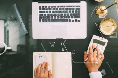 Adalet ve hukuk concept.businessman veya avukat veya muhasebeci çalışma