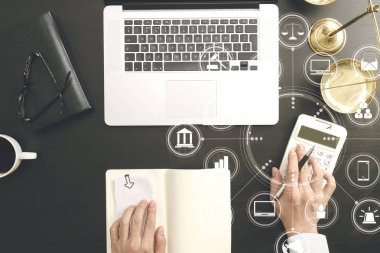 Adalet ve hukuk concept.businessman veya avukat veya muhasebeci çalışma