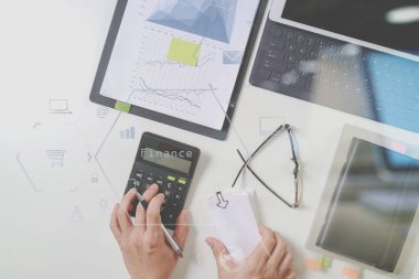 mali konularda maliyet ile çalışan işadamı el görünümünü en iyi bir