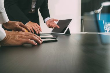 Co takım toplantısı kavramı, akıllı telefon kullanarak iş adamı bir