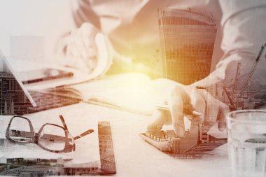 işadamı el mali konularda maliyet ve hesap makinesi ile çalışma