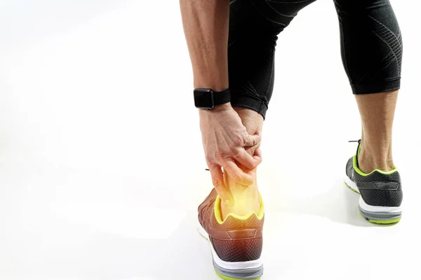 Corridore sportivo tenendo caviglia nel dolore con rotto articolazione contorta — Foto Stock