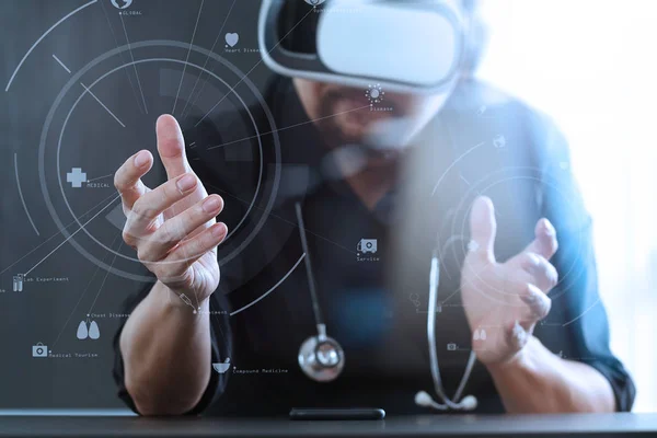 Chytrý doktor nosí virtuální realita brýle v moderní kanceláři wi — Stock fotografie