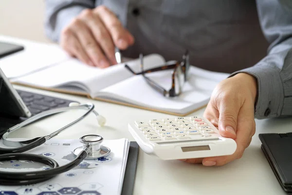 Gesundheitskosten und Honorarkonzept. Hand des smarten Arztes verwendet eine ca. — Stockfoto