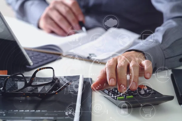 Homem de negócios mão trabalhando com finanças sobre custo e calculadora — Fotografia de Stock