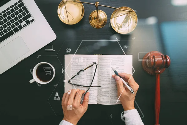 Justitie en wetgeving concept. Bovenaanzicht van mannelijke rechter hand in een courtro — Stockfoto